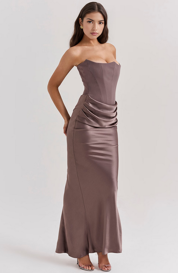 Priviett - Backless slim fit evening dress